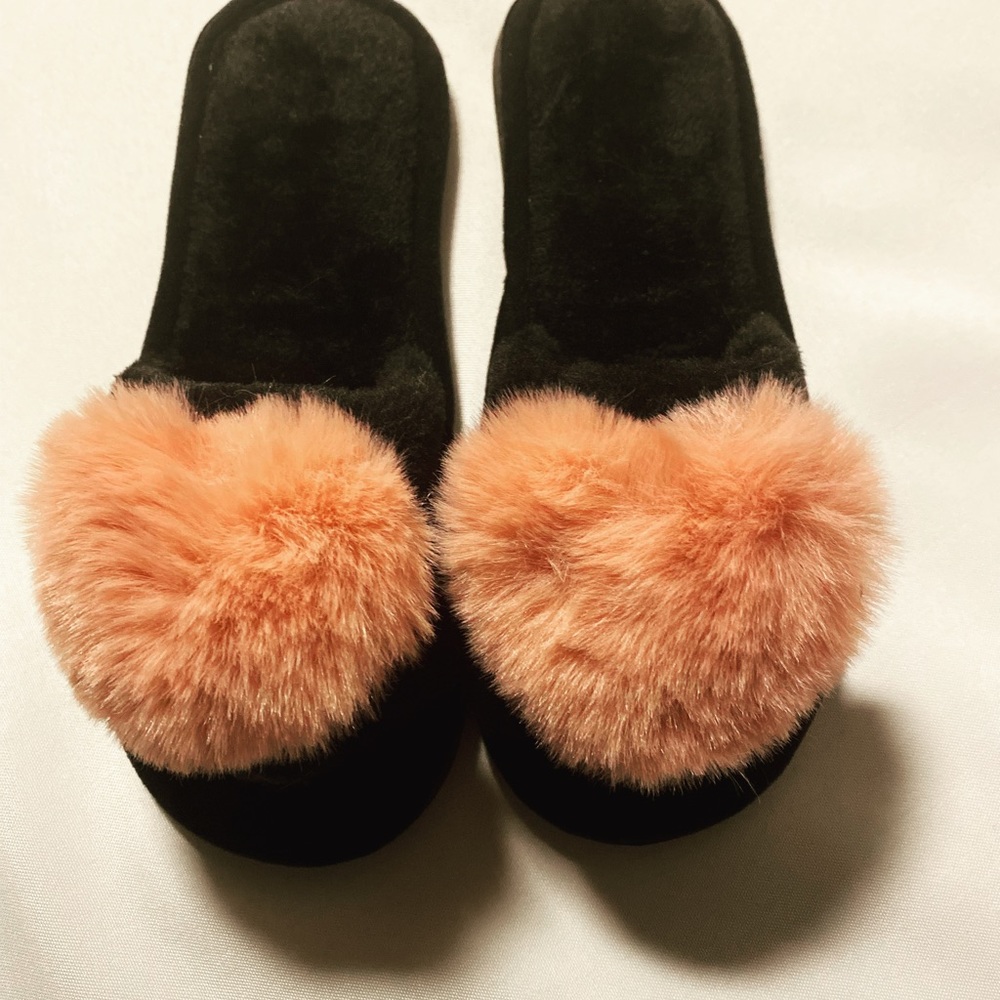 NWT 8.5 Women’s Black w/Pink Fur Heart shape decorative Slipper